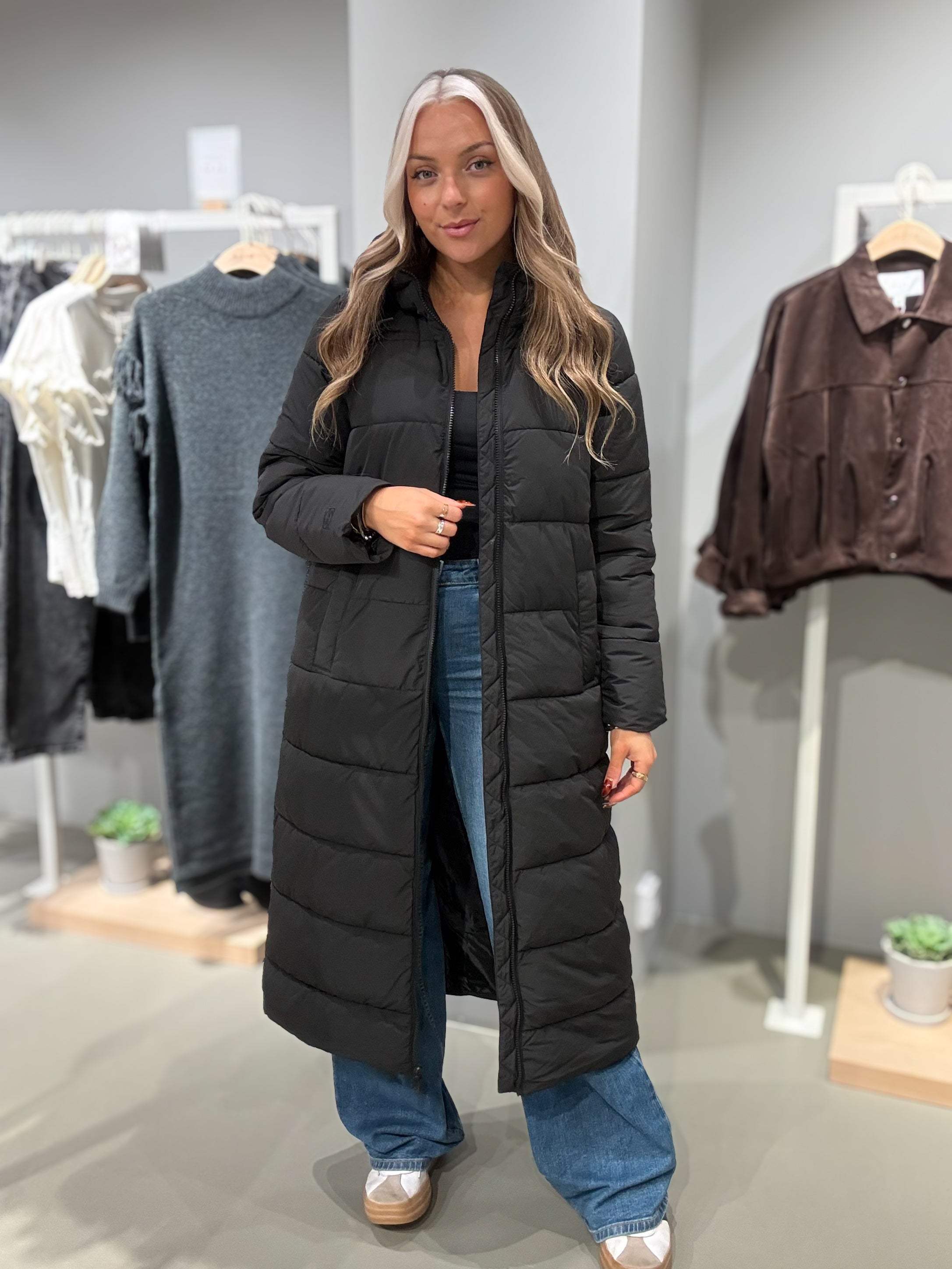 NMROSY Coat - Black